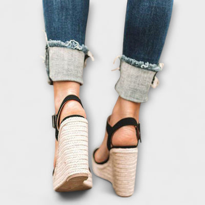Viki - Stylish women's shoes with belt