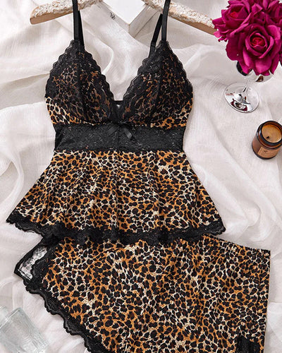 Ensemble de nuit caraco et short en dentelle à col en V
